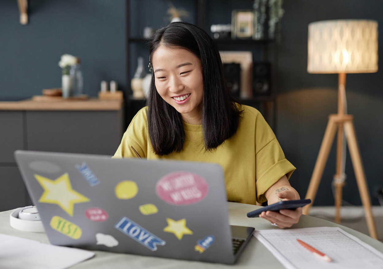 Karir di bidang digital marketing menawarkan fleksibilitas kerja, jenjang karir, serta gaji yang cukup menjanjikan.