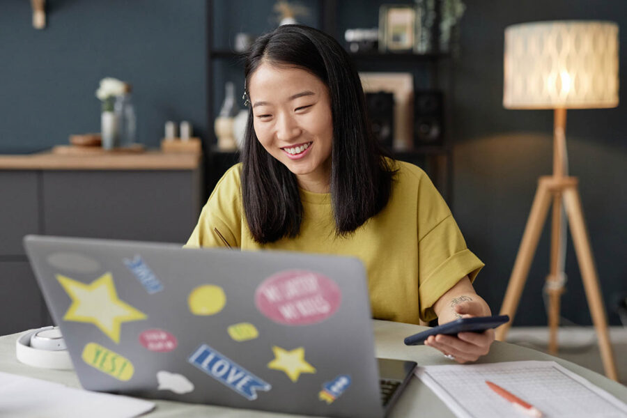 Karir di bidang digital marketing menawarkan fleksibilitas kerja, jenjang karir, serta gaji yang cukup menjanjikan.